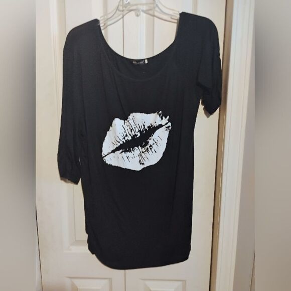 Black 3/4 Sleeve Relaxed Tee with White Lip Graphic - Picture 1 of 11